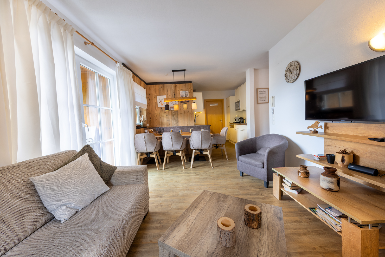 Ruime zitkamer met toegang tot balkon